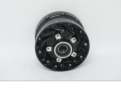 Vänster sida på Nav från en Ducati Desert X -2022 motorcykel.