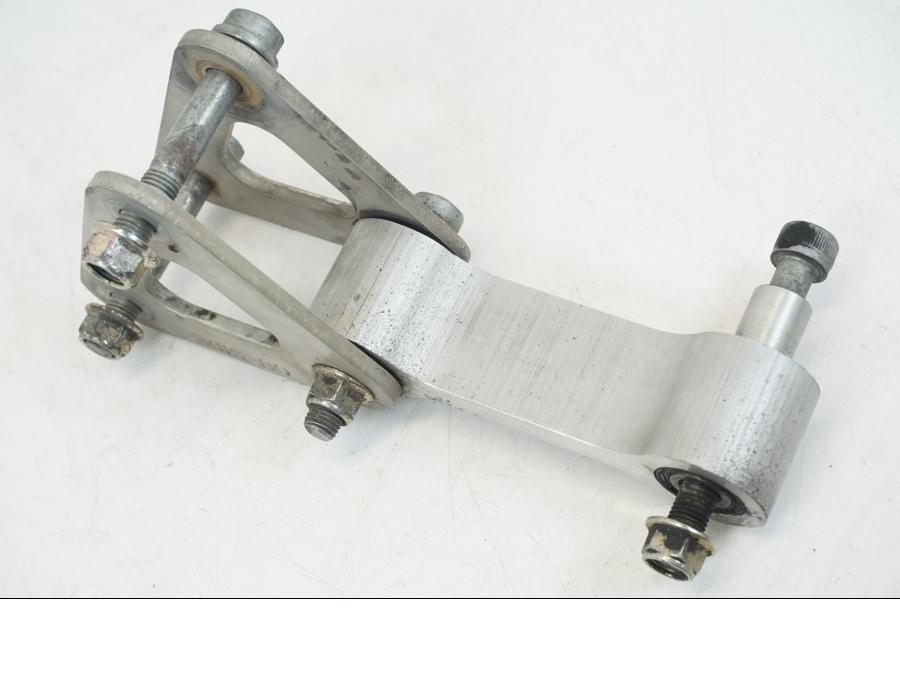 Höger sida på Stötdämparlänkage från en Triumph TT 600 -2002 motorcykel.