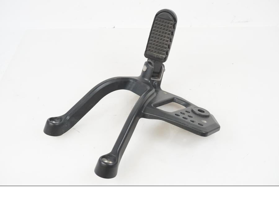 Framsidan på Fotpinnefäste från en H-D Adventure Pan America Special RA1250S -2021 motorcykel.