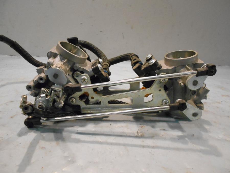 Framsidan på Spjällhus från en Suzuki DL 650 -2013 motorcykel.