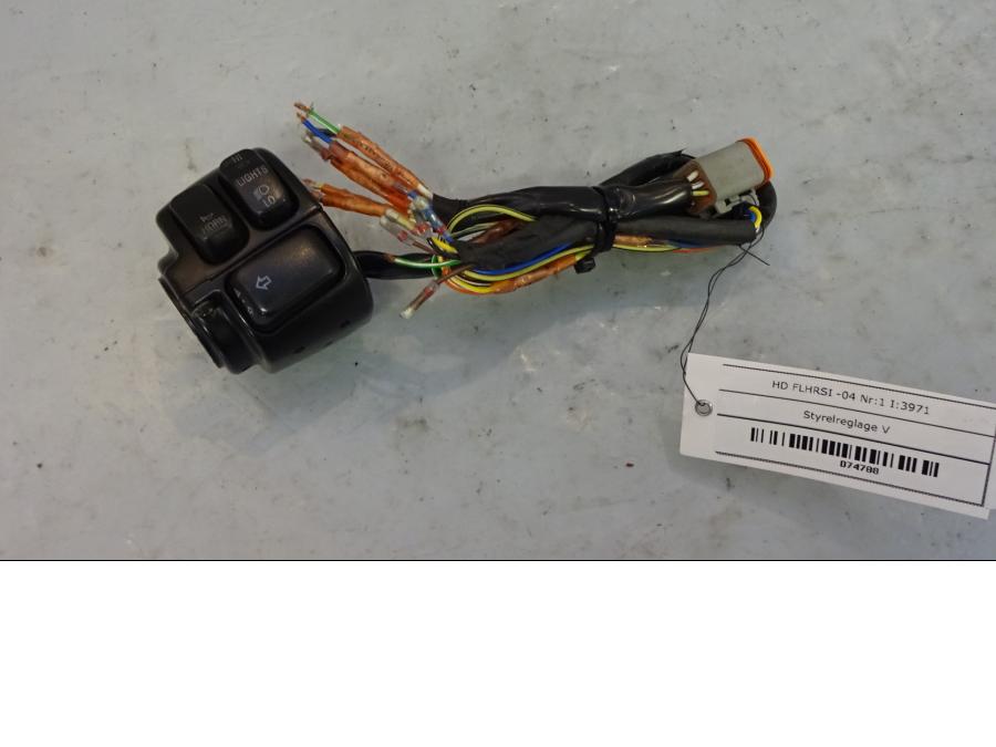 Framsidan på Styrelreglage från en H-D Touring Road King Custom FLHRSI -2004 motorcykel.