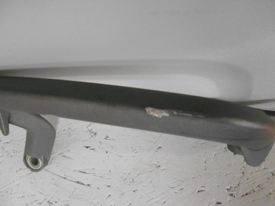 Höger sida på Passagerarhandtag från en Triumph Tiger 800 -2016 motorcykel.