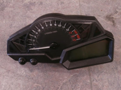 Framsidan på Instrumentpanel från en Kawasaki Ninja 300 -2014 motorcykel.
