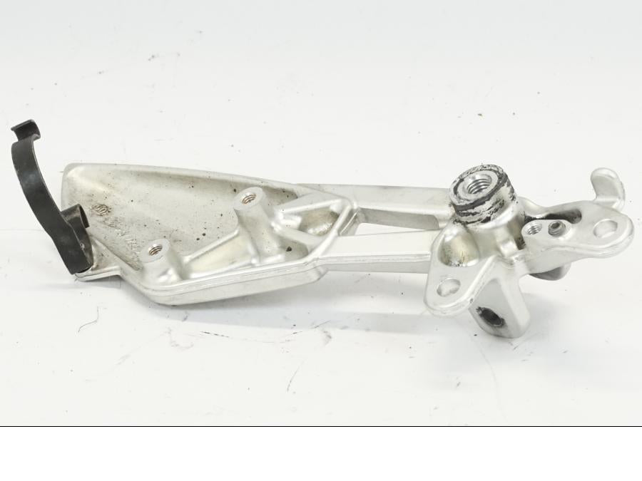 Höger sida på Fotpinnefäste från en BMW K 1200 S -2006 motorcykel.