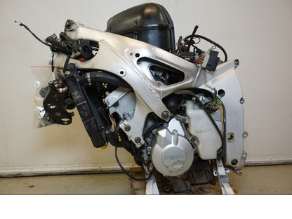 Framsidan på Motorpaket från en Yamaha YZF R6 -1999 motorcykel.