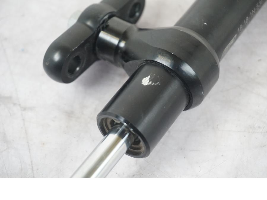 Höger sida på Styrdämpare från en KTM 1290 Super Adventure S -2022 motorcykel.