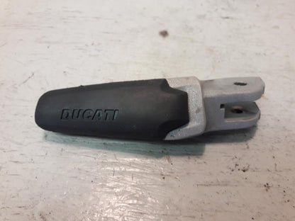 Framsidan på Fotpinne från en Ducati Monster 821 -2019 motorcykel.