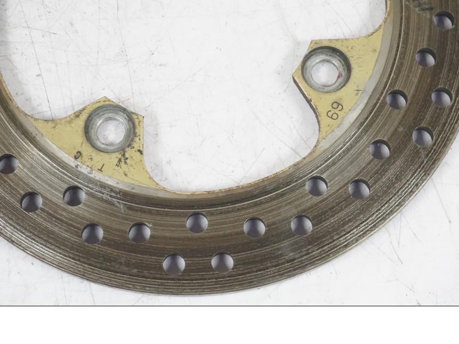 Snett uppifrån på Bromsskiva från en Kawasaki ZX-12R -2000 motorcykel.