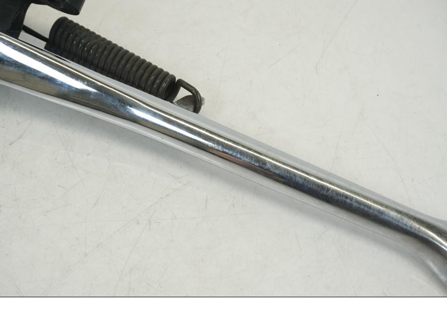 Vänster sida på Sidostöd från en Yamaha XV 1700 -2004 motorcykel.