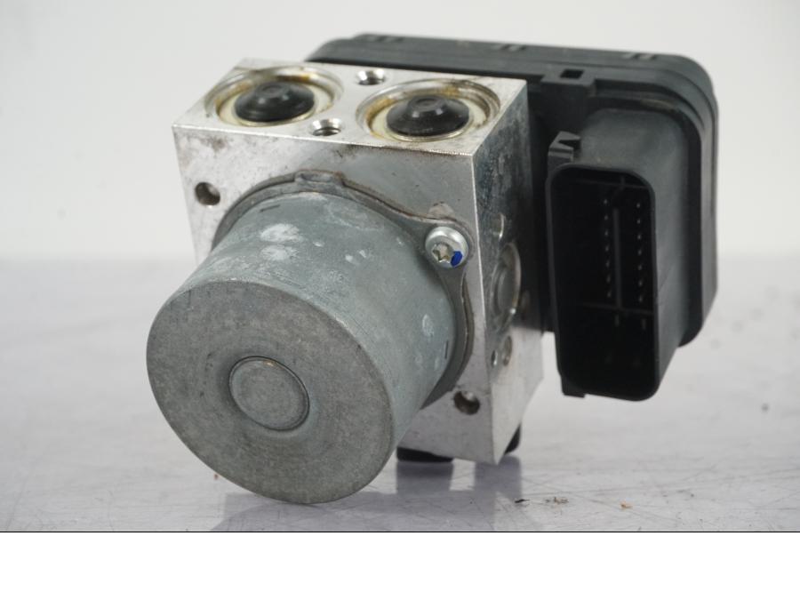 Vänster sida på ABS Modulator från en Yamaha MT-09 SP -2018 motorcykel.