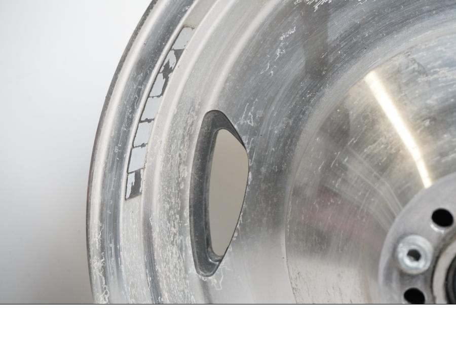 Snett nerifrån på Fälg från en Suzuki VL 1500 -1998 motorcykel.