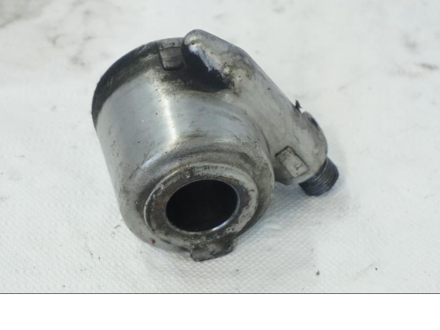 Snett uppifrån på Hastighetsdrivning från en Kawasaki VN 1500 -1996 motorcykel.