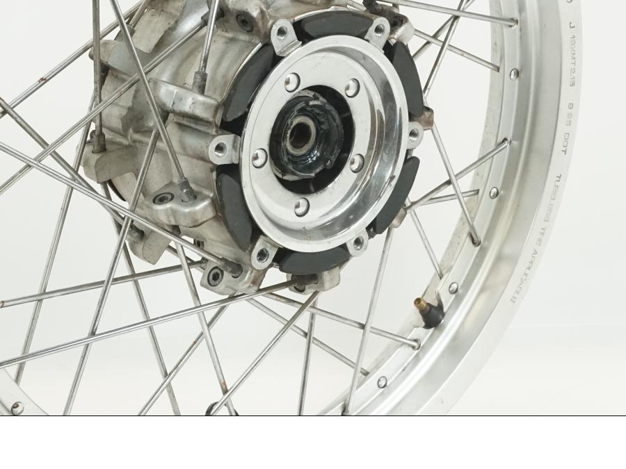 Höger sida på Fälg från en Yamaha XV 750 -1998 motorcykel.