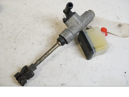 Baksidan på Bromshuvudcylinder från en Honda XL 650 V -2000 motorcykel.