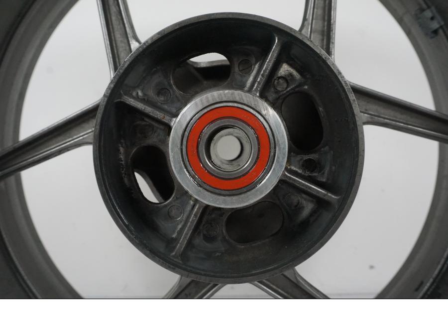 Höger sida på Fälg från en Kawasaki ZX-6R -2005 motorcykel.