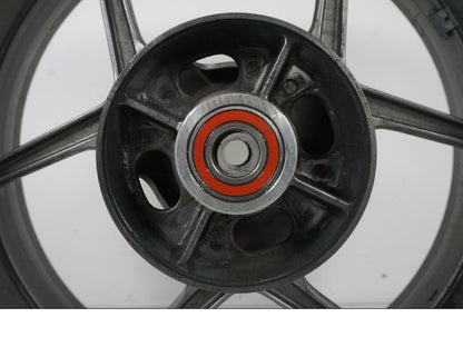 Höger sida på Fälg från en Kawasaki ZX-6R -2005 motorcykel.