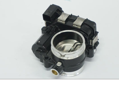 Vänster sida på Spjällhus från en BMW R 1250 GS -2022 motorcykel.