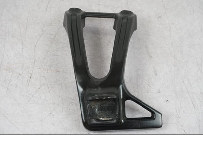 Framsidan på Fotpinnefäste från en Yamaha Tenere 700 -2022 motorcykel.