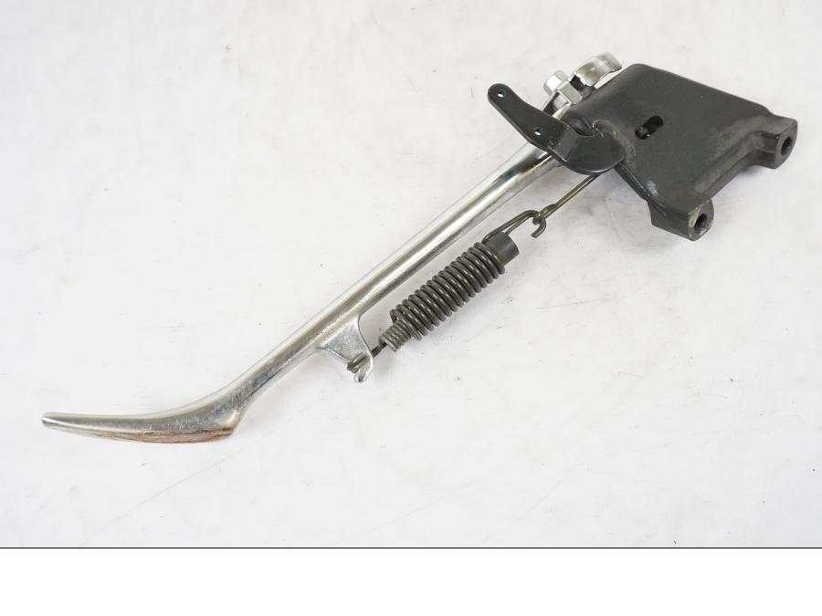 Snett nerifrån på Sidostöd från en Yamaha XVS 1100 -2004 motorcykel.