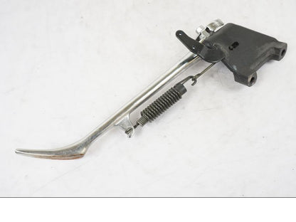 Snett nerifrån på Sidostöd från en Yamaha XVS 1100 -2004 motorcykel.