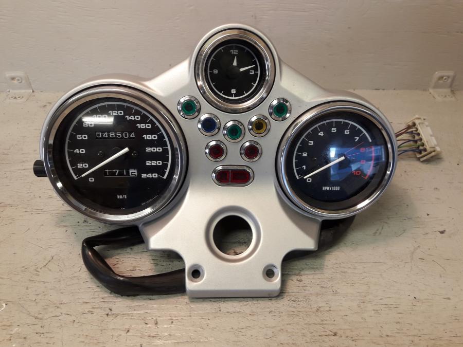 Framsidan på Instrumentpanel från en BMW R 1150 R -2004 motorcykel.