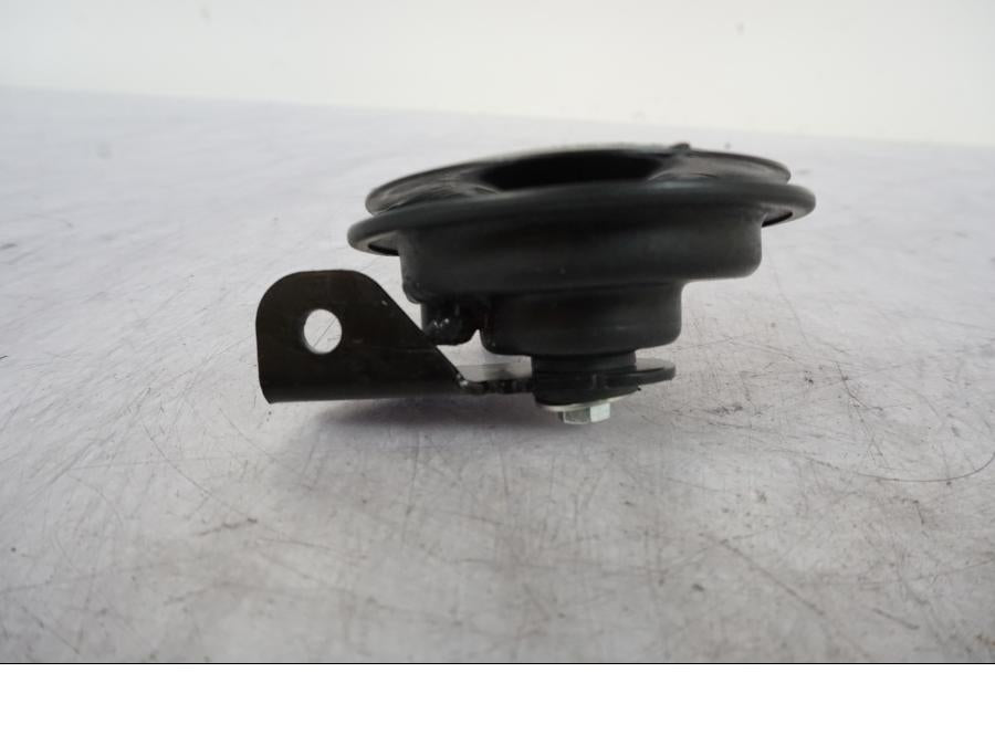 Baksidan på Signalhorn / Tuta från en KTM 1290 Super Duke R -2023 motorcykel.