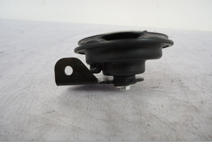 Baksidan på Signalhorn / Tuta från en KTM 1290 Super Duke R -2023 motorcykel.