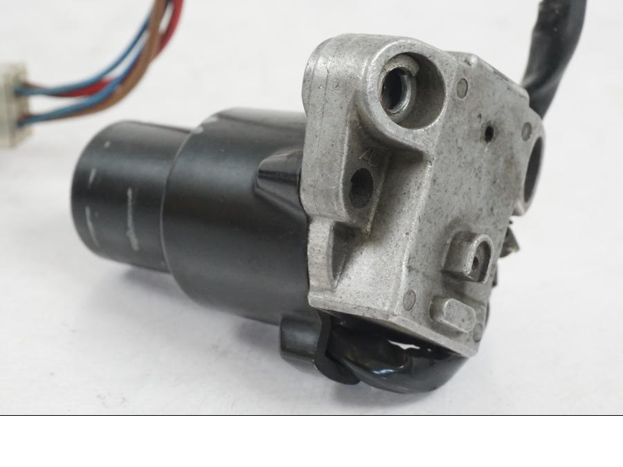 Extrabild4 på <p>Låssats från Yamaha FJ 1200 1986.</p>

<p>Tändningslås. Tanklock, 1st nyckel.</p>

<p>Repor och slitage av lack på tändningslåset samt att gummiskyddet för vajrarna har ett mindre hål se bilder.</p> motorcykel.