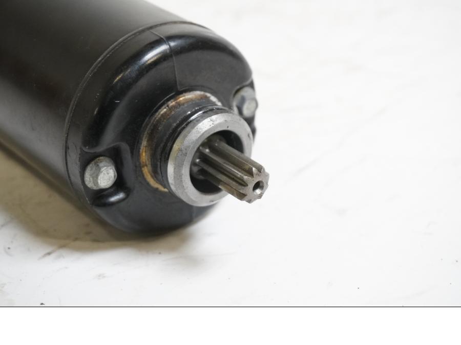 Baksidan på Startmotor från en Kawasaki Versys 650 -2009 motorcykel.