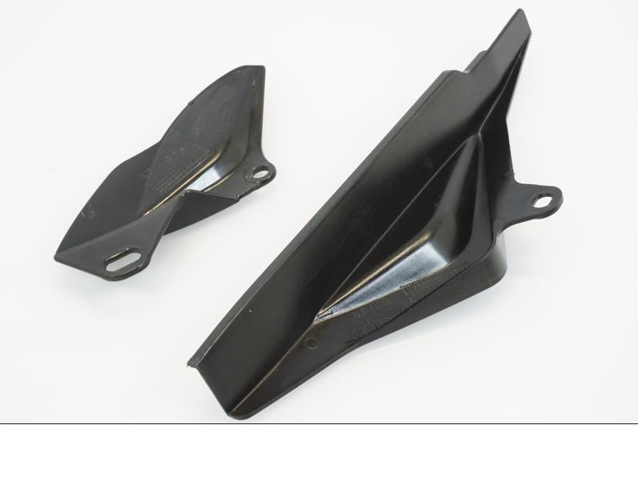 Vänster sida på Kedjeskydd från en Aprilia RSV 1000 -2004 motorcykel.