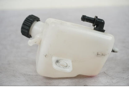 Baksidan på Vattenexpansionskärl från en KTM 690 SM R -2009 motorcykel.