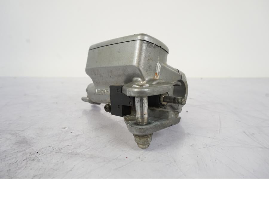 Höger sida på Kopplingshuvudcylinder från en Honda VFR 750 -1994 motorcykel.