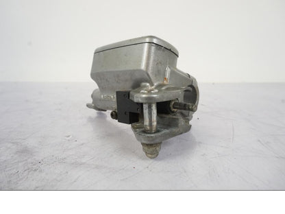 Höger sida på Kopplingshuvudcylinder från en Honda VFR 750 -1994 motorcykel.