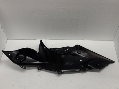 Höger sida på Bensintankskåpa från en BMW R 1250 RS -2020 motorcykel.