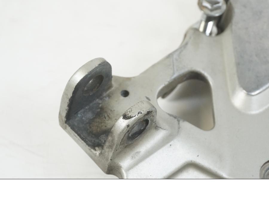 Baksidan på Fotpinnefäste från en Kawasaki ZZR 1100 -1994 motorcykel.