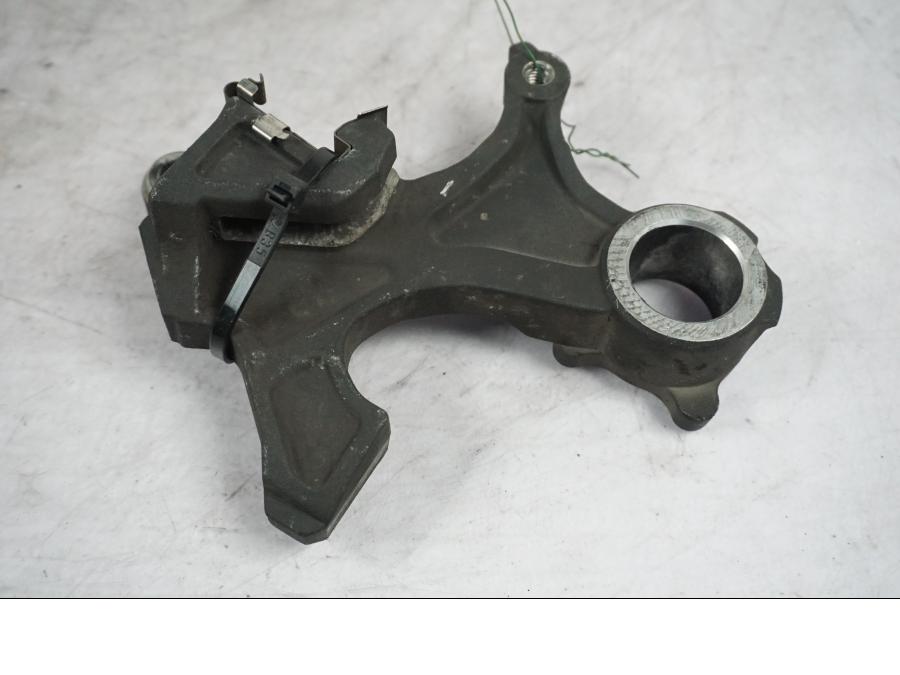 Framsidan på Bromsoksfäste från en Suzuki GSX-R 1000 -2008 motorcykel.