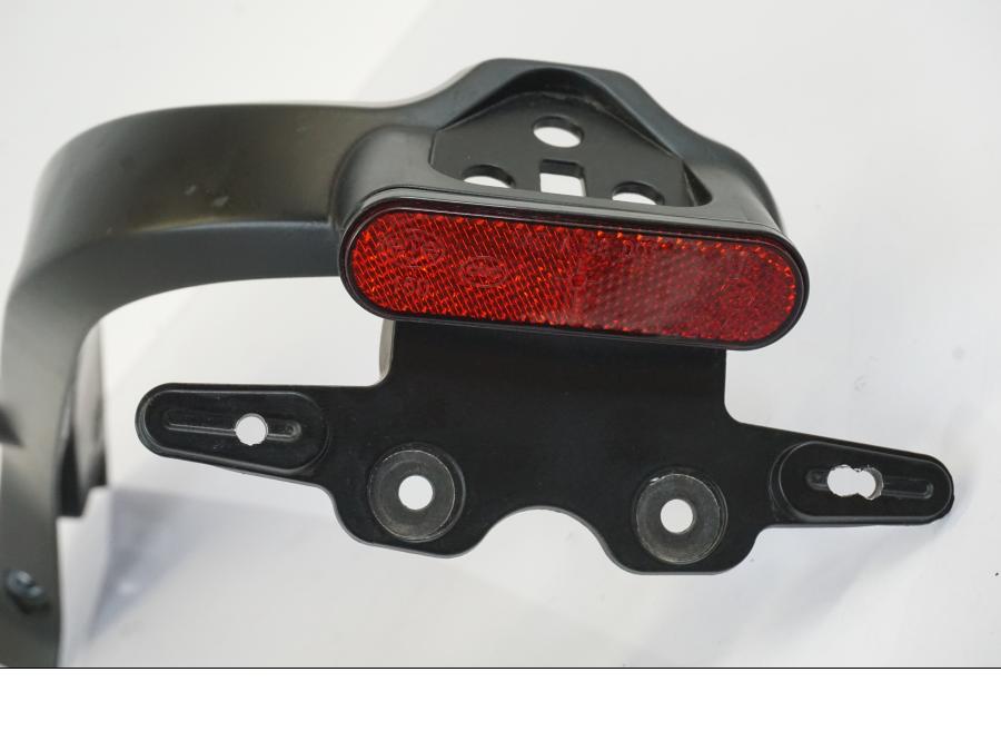 Baksidan på Skylthållare från en Triumph Trident -2021 motorcykel.