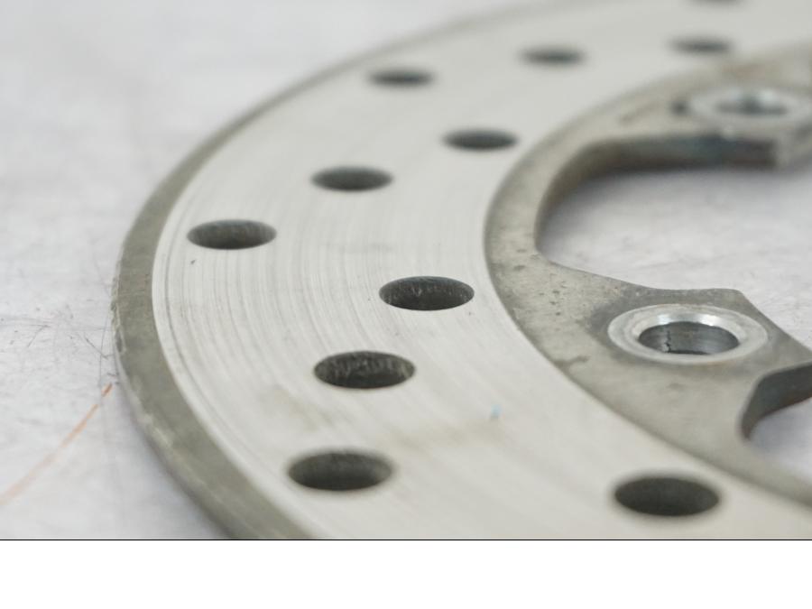 Vänster sida på Bromsskiva från en Yamaha MT 125 -2017 motorcykel.