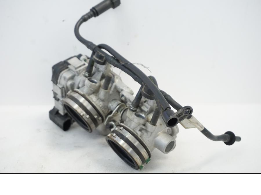 Höger sida på Spjällhus från en Aprilia RSV 1000 -2010 motorcykel.