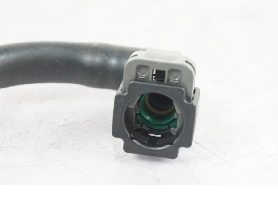 Snett uppifrån på Bensinledning från en Yamaha MT-09 -2020 motorcykel.