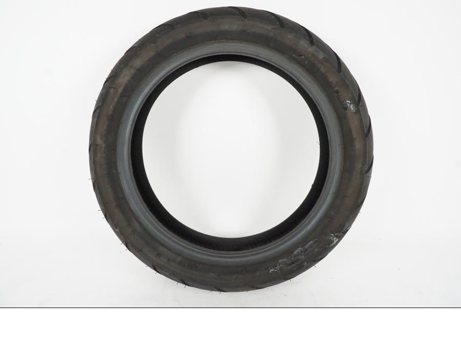 Framsidan på <p>Däck: Kenda.</p>

<p>Dimension: 120/80-14 M/C 58P.</p>

<p>Tillv. 5218.</p>

<p>Mönsterdjup: ca. 70 %.</p> motorcykel.