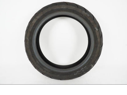 Framsidan på <p>Däck: Kenda.</p>

<p>Dimension: 120/80-14 M/C 58P.</p>

<p>Tillv. 5218.</p>

<p>Mönsterdjup: ca. 70 %.</p> motorcykel.