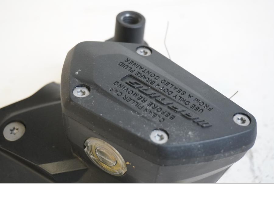 Baksidan på Bromshuvudcylinder från en BMW R 1200 GS -2014 motorcykel.