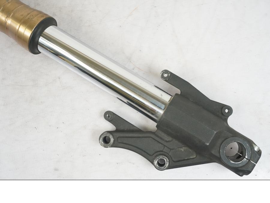 Baksidan på Gaffelben från en Triumph Tiger Explorer -2013 motorcykel.