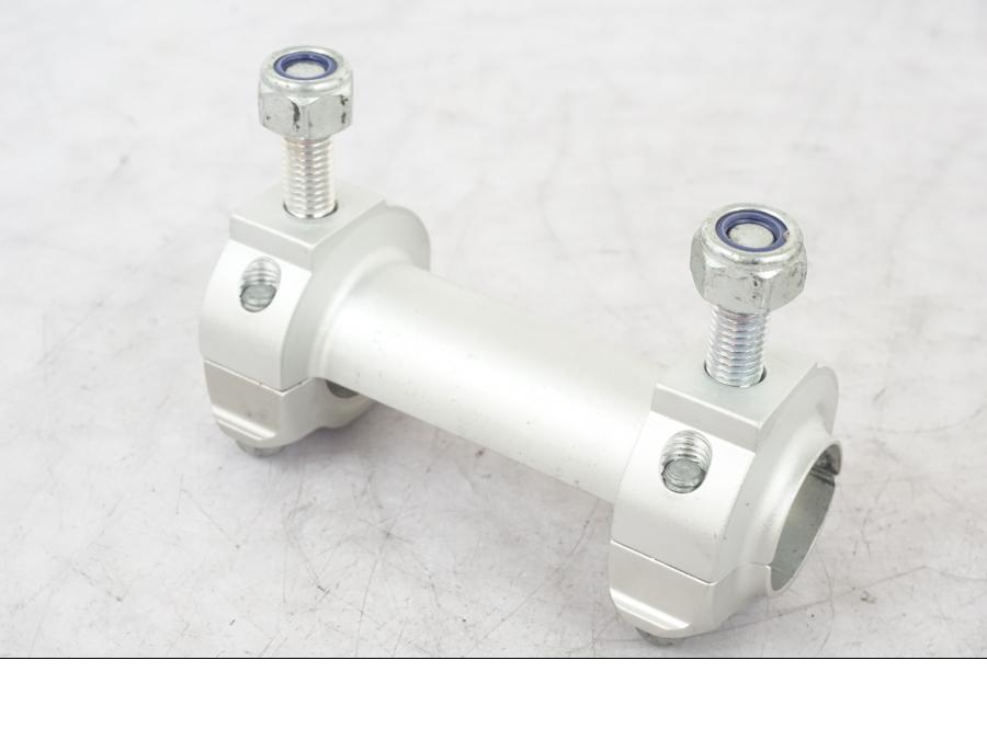 Baksidan på Styrfäste från en KTM 690 Duke -2015 motorcykel.