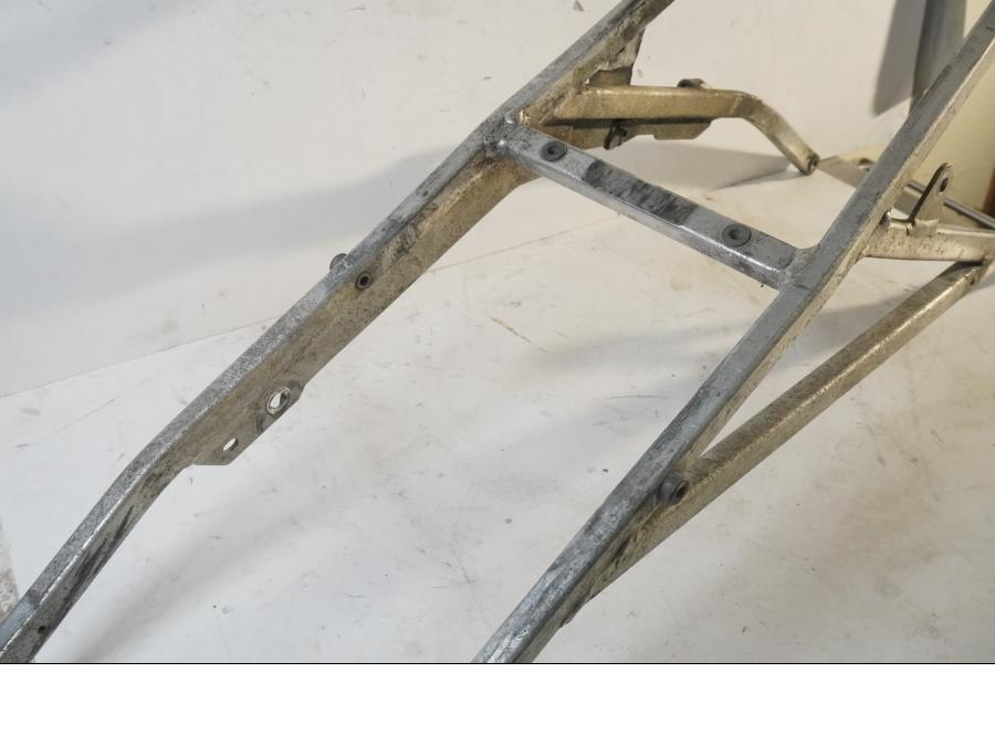 Baksidan på Bakram från en KTM 625 SC SM -2002 motorcykel.