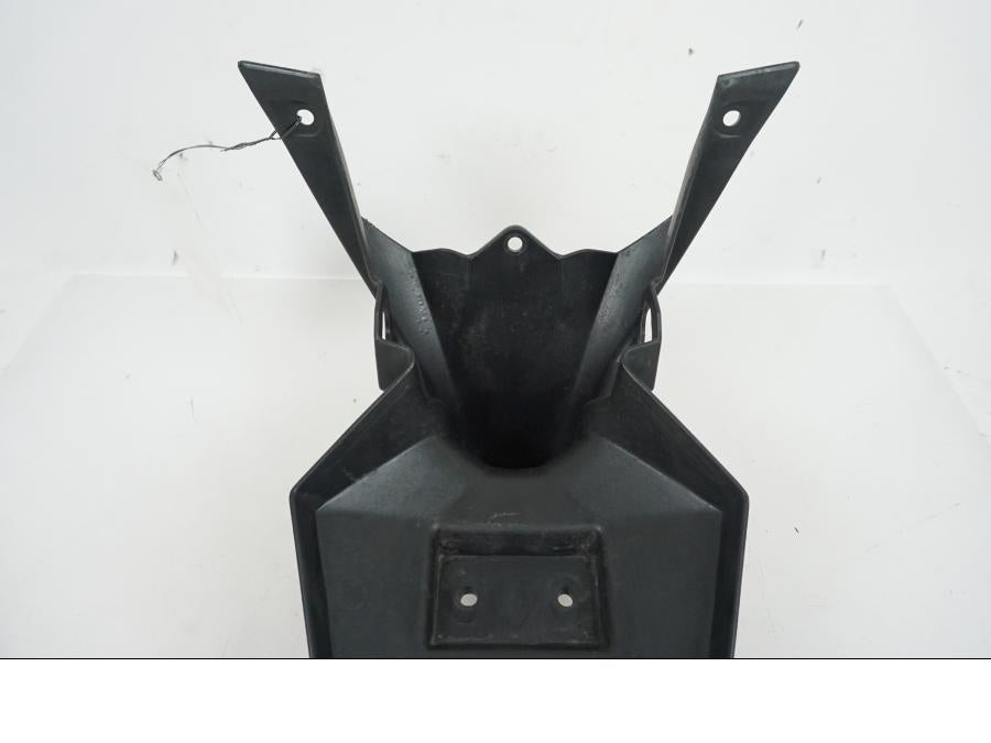 Vänster sida på Skylthållare från en Kawasaki ER-6N ABS -2011 motorcykel.