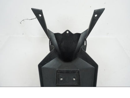 Vänster sida på Skylthållare från en Kawasaki ER-6N ABS -2011 motorcykel.