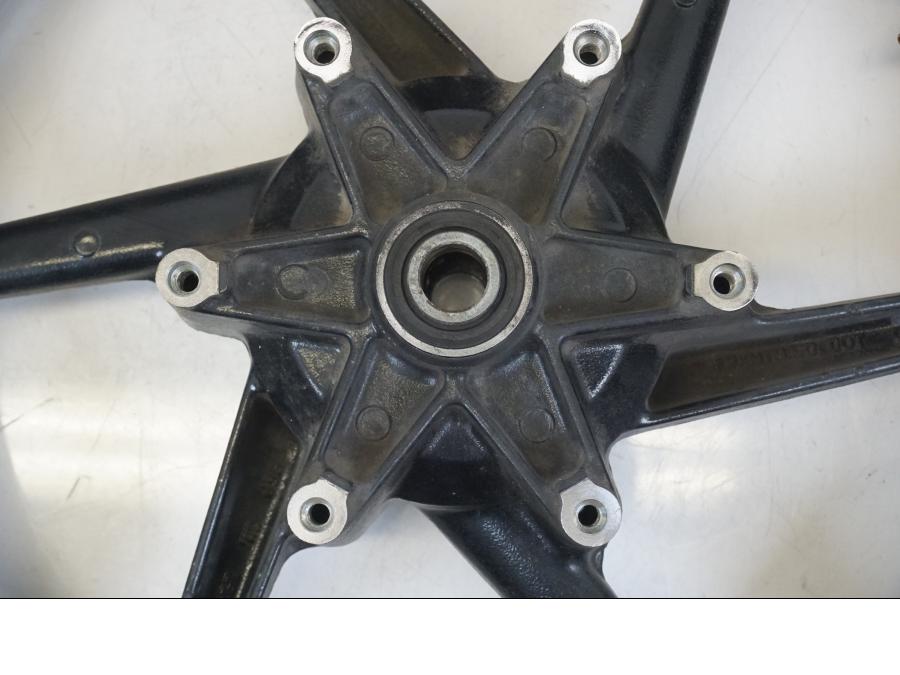 Baksidan på Fälg från en Honda CB 750 -2002 motorcykel.