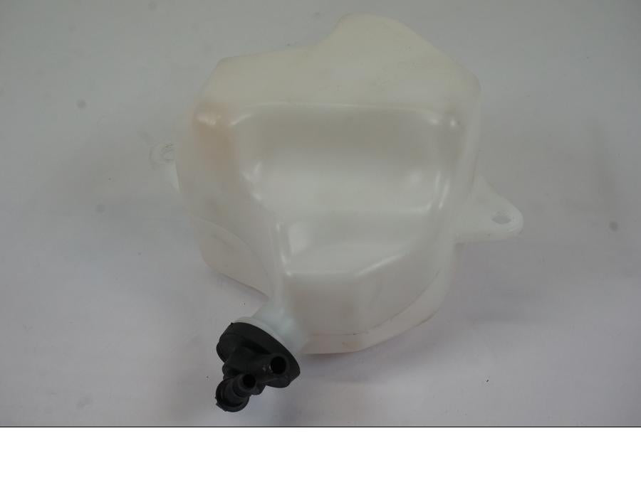 Höger sida på Vattenexpansionskärl från en Triumph Trident -2021 motorcykel.